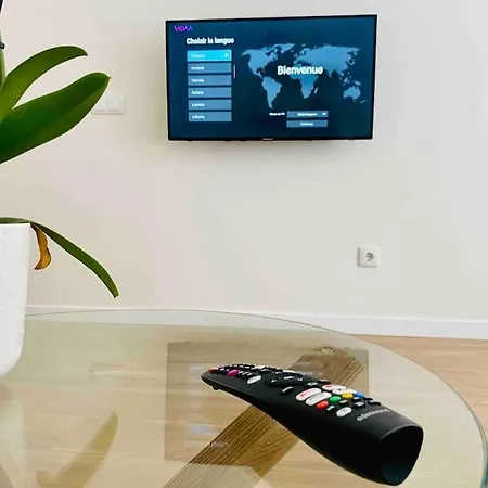 Chic Avec Terrasse, Lumineux Et Calme 1 דירה