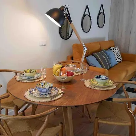 Chic Avec Terrasse, Lumineux Et Calme 1 דירה