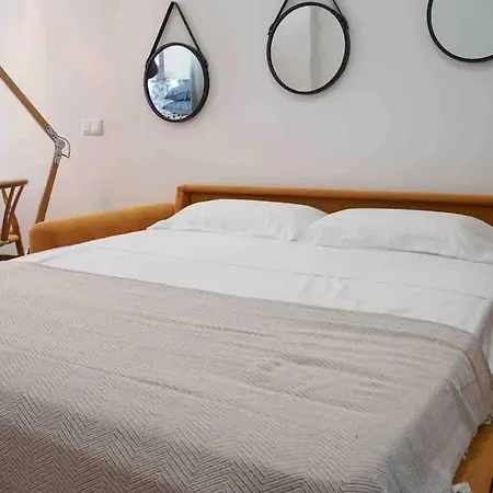 Chic Avec Terrasse, Lumineux Et Calme 1 דירה