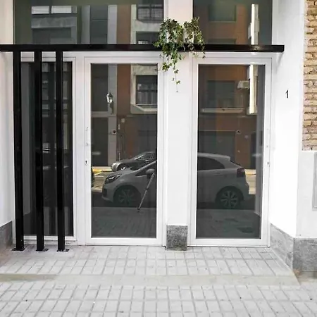 Chic Avec Terrasse, Lumineux Et Calme 1 דירה *